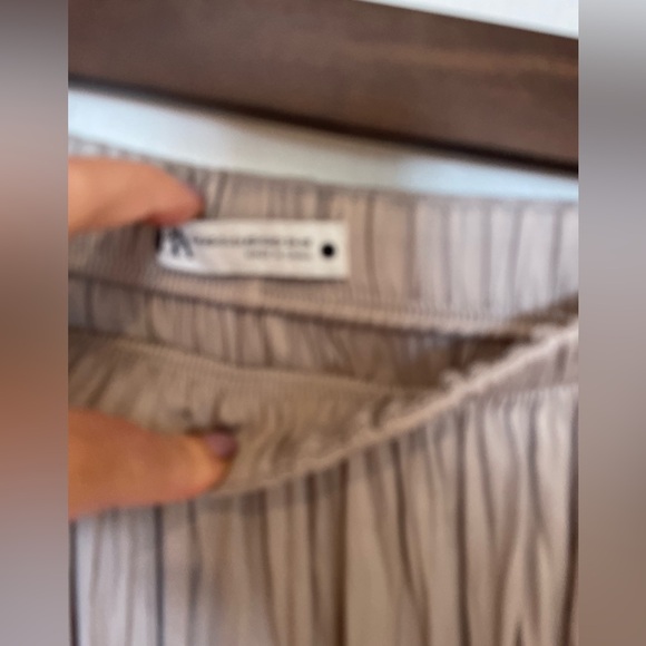 Zara pleated maxi skirt. Beautiful neutral beige colour. - Picture 4 of 4